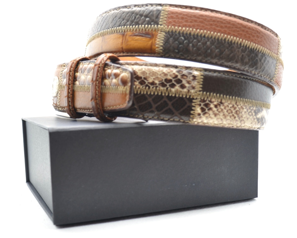 Handgemaakte exclusieve patchwork riem. Deze riem is met de hand  vervaardigd uit diverse leersoorten zoals kroko print, struisvogel print,  snake print, runderleer. Verpakt in een luxe geschenkverpakki 